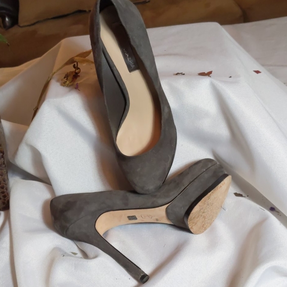 BCBGMAZRIA GRAY SUEDE PLATFORMS - Picture 4 of 12